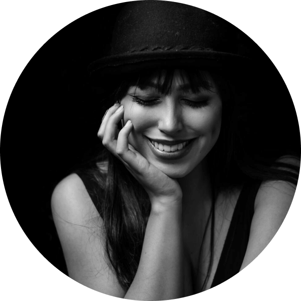 Slika vsebnika s prikazno sliko uporabnika, ki piše pričevanje.